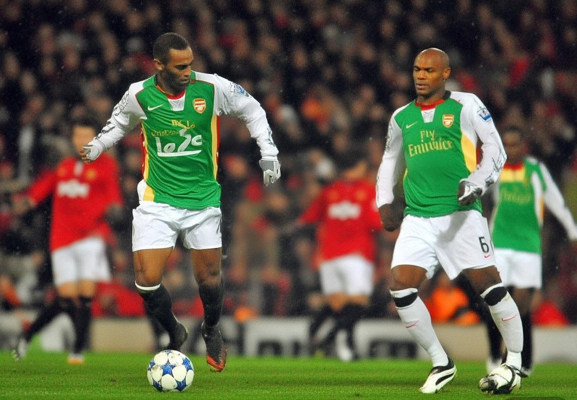 2002年温布利经典对决：阿森纳VS曼联巅峰之战回顾(图4)