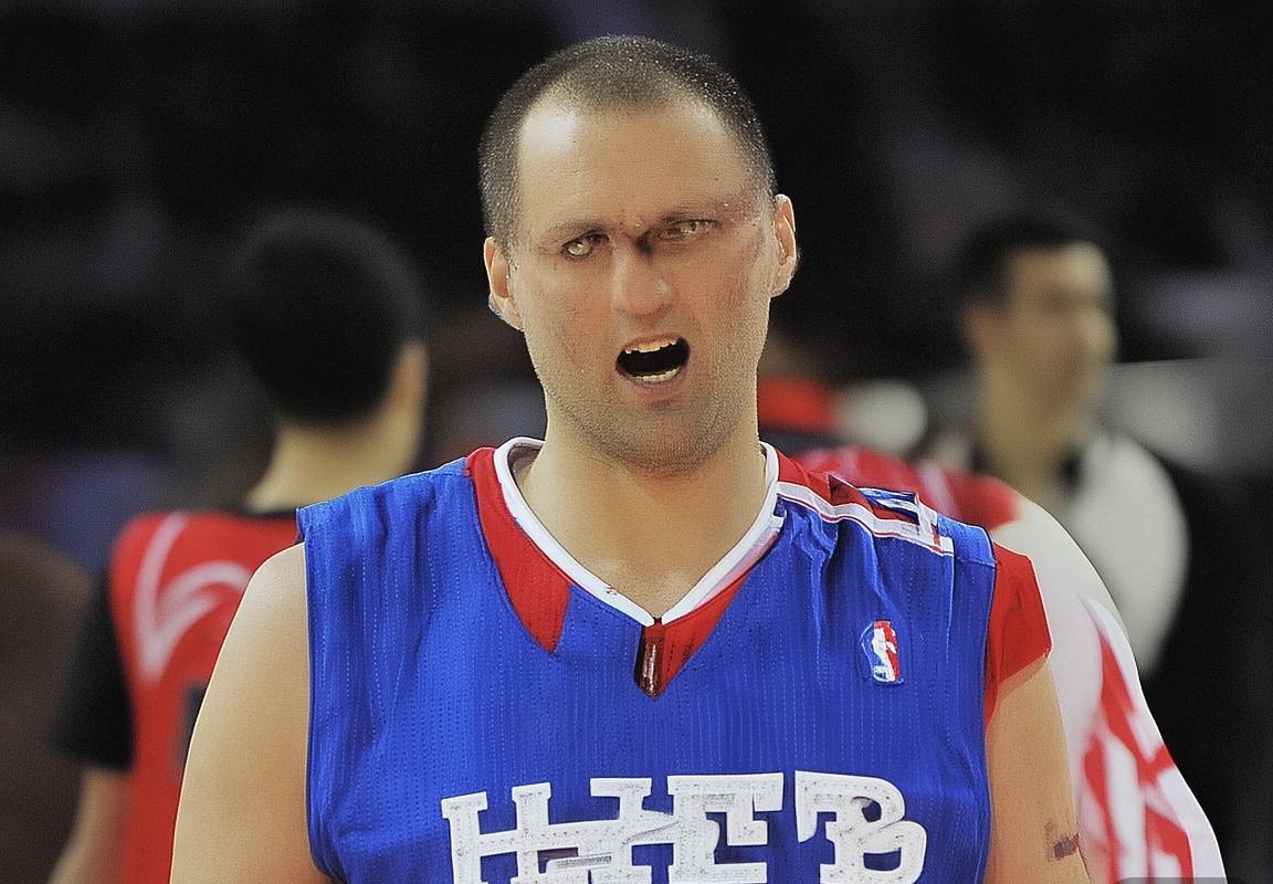 恩比德率76人战雄鹿：东部霸主之争激战正酣