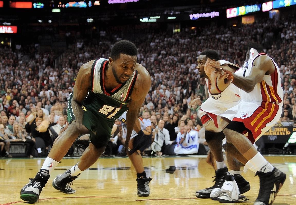 2013年NBA季后赛：热火VS雄鹿激战正酣，詹姆斯韦德携手夺冠之路